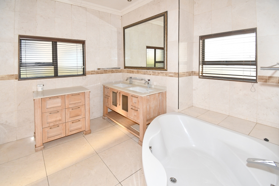 5 Bedroom Property for Sale in Waterfall Country Village Gauteng