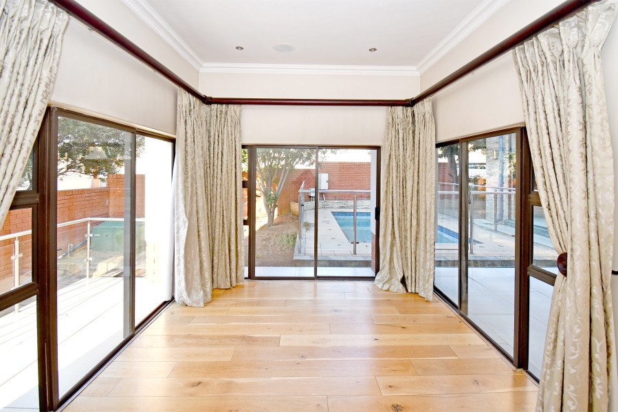 5 Bedroom Property for Sale in Waterfall Country Village Gauteng