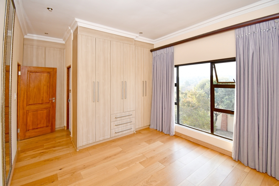 5 Bedroom Property for Sale in Waterfall Country Village Gauteng