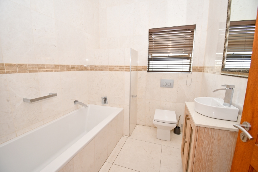 5 Bedroom Property for Sale in Waterfall Country Village Gauteng