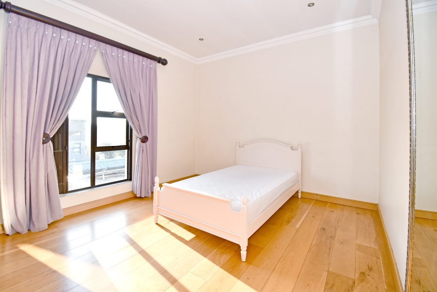 5 Bedroom Property for Sale in Waterfall Country Village Gauteng