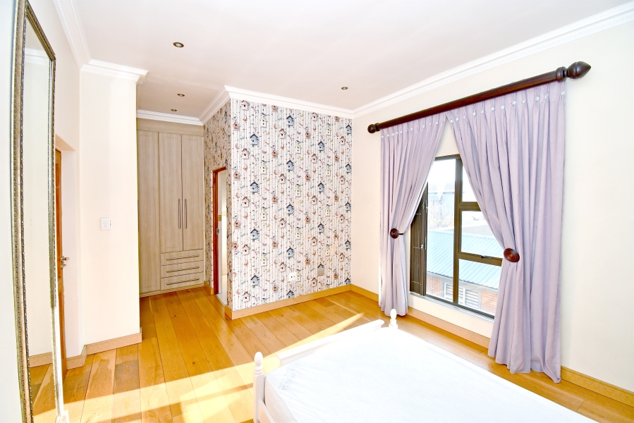 5 Bedroom Property for Sale in Waterfall Country Village Gauteng