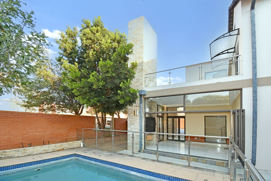5 Bedroom Property for Sale in Waterfall Country Village Gauteng
