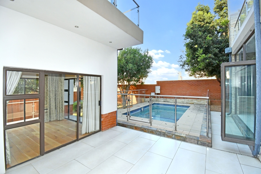 5 Bedroom Property for Sale in Waterfall Country Village Gauteng