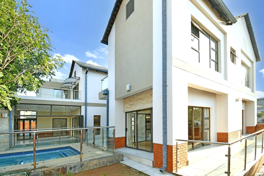 5 Bedroom Property for Sale in Waterfall Country Village Gauteng