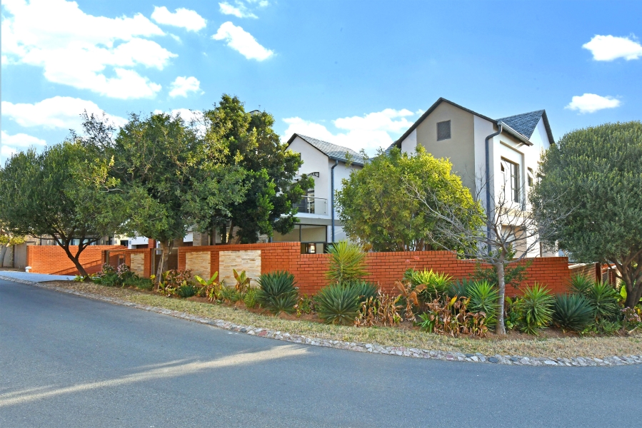 5 Bedroom Property for Sale in Waterfall Country Village Gauteng
