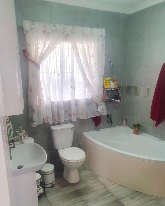 2 Bedroom Property for Sale in Eldoraigne Gauteng