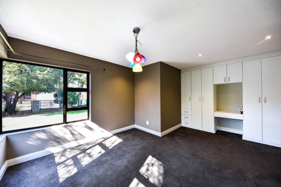 5 Bedroom Property for Sale in Woodhill Estate Gauteng