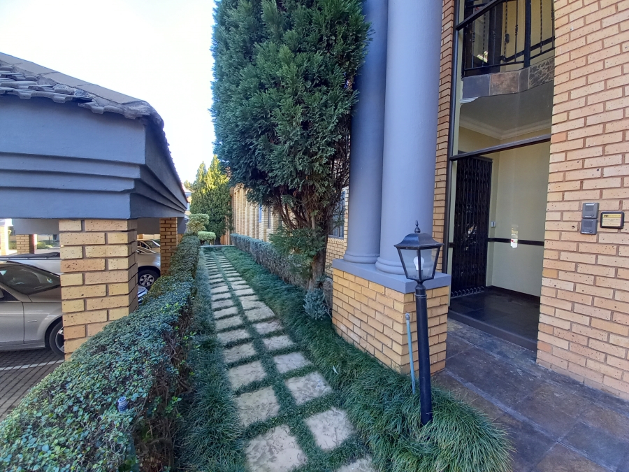 To Let Commercial Property for Rent in Die Hoewes Gauteng