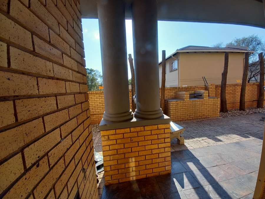 To Let Commercial Property for Rent in Die Hoewes Gauteng