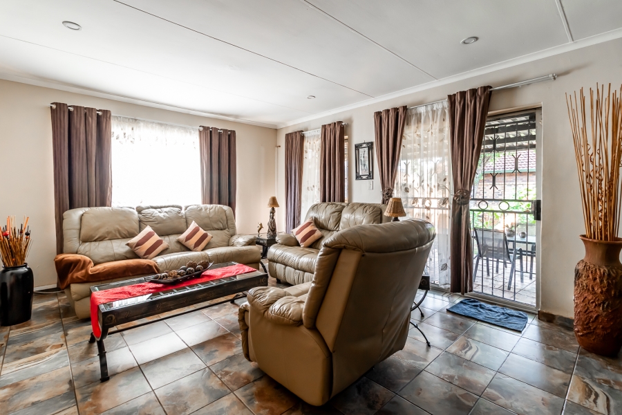 4 Bedroom Property for Sale in Waverley Gauteng