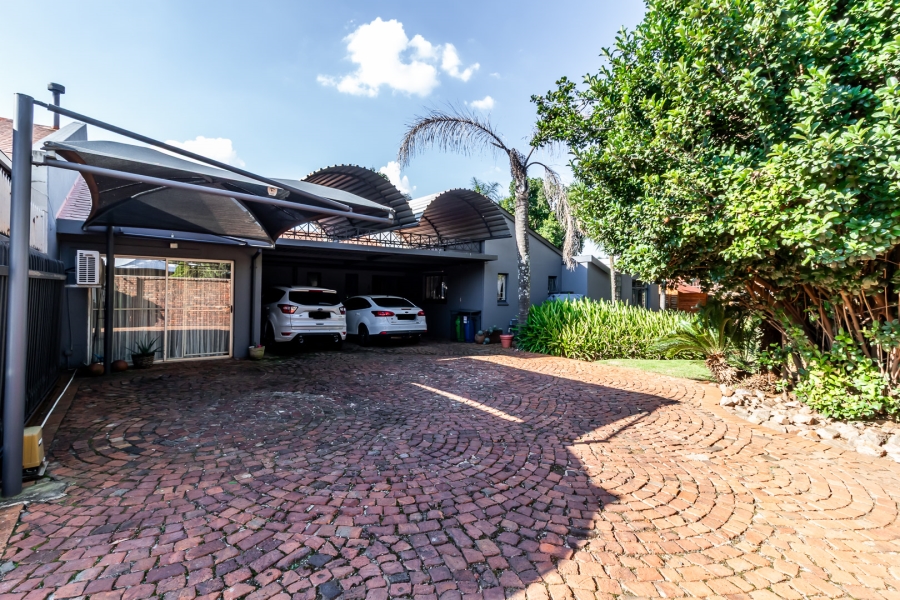 4 Bedroom Property for Sale in Waverley Gauteng