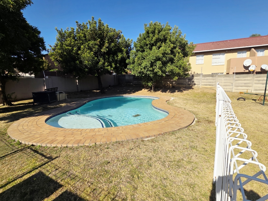 2 Bedroom Property for Sale in Vorna Valley Gauteng