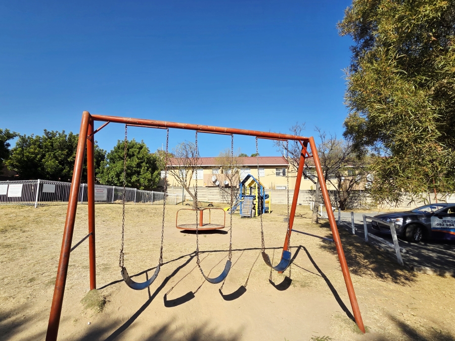2 Bedroom Property for Sale in Vorna Valley Gauteng