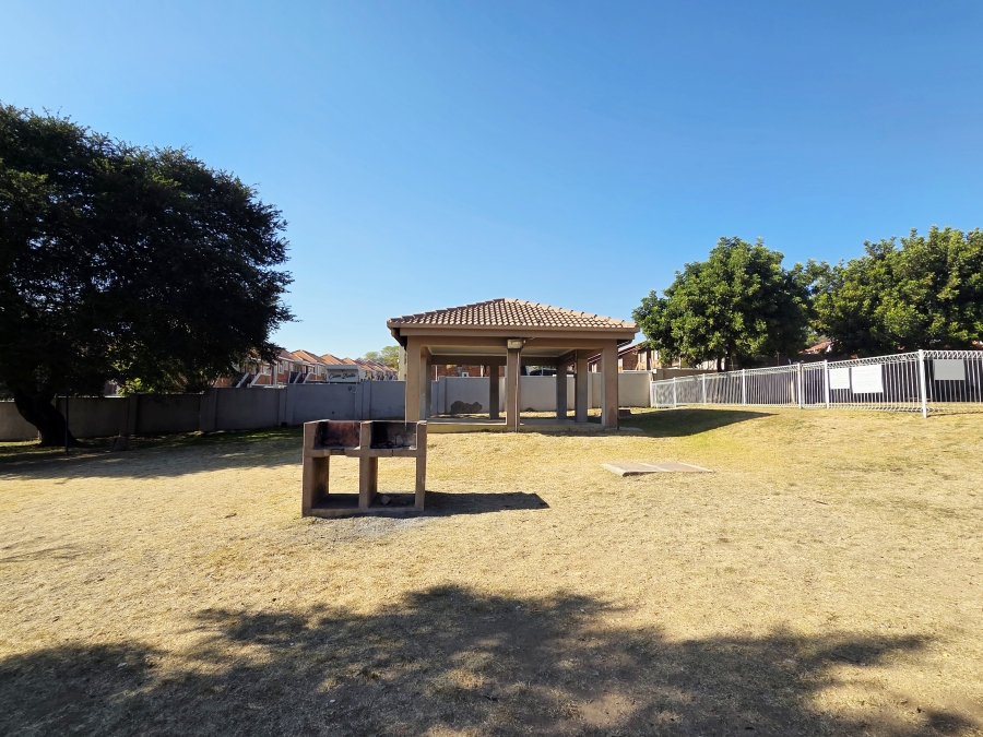 2 Bedroom Property for Sale in Vorna Valley Gauteng