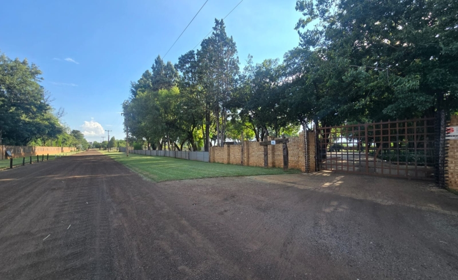 8 Bedroom Property for Sale in Mullerstuine Gauteng