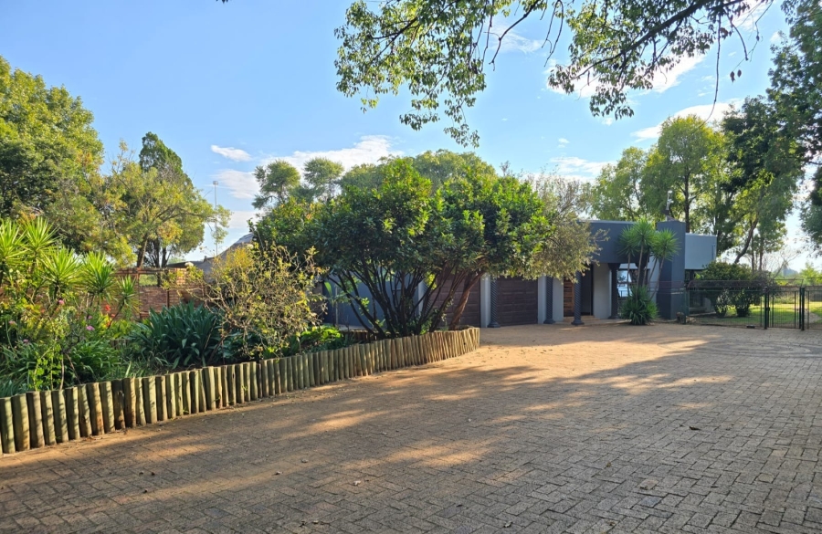8 Bedroom Property for Sale in Mullerstuine Gauteng