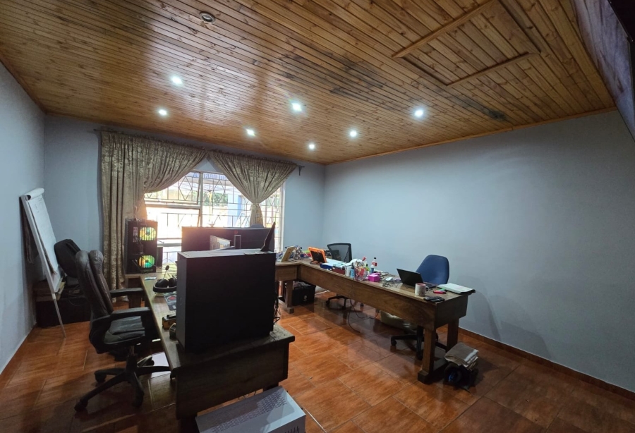 8 Bedroom Property for Sale in Mullerstuine Gauteng