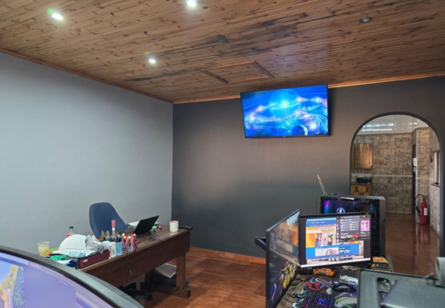 8 Bedroom Property for Sale in Mullerstuine Gauteng