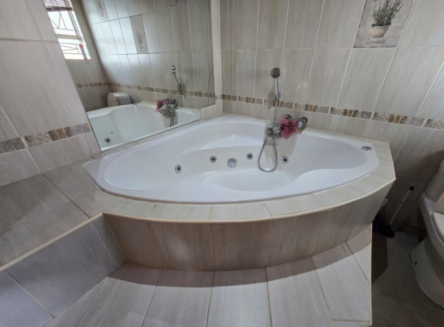 8 Bedroom Property for Sale in Mullerstuine Gauteng
