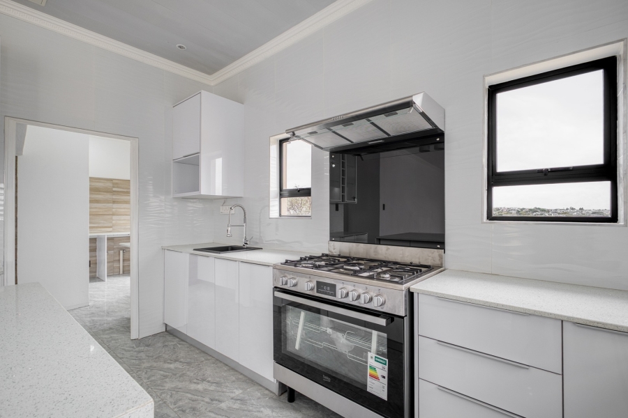 5 Bedroom Property for Sale in Helderfontein Estate Gauteng