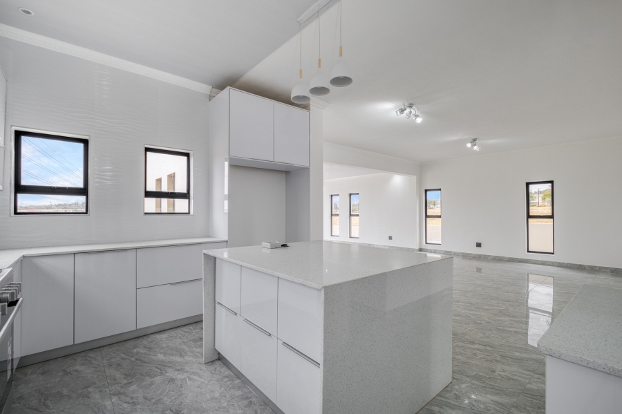 5 Bedroom Property for Sale in Helderfontein Estate Gauteng