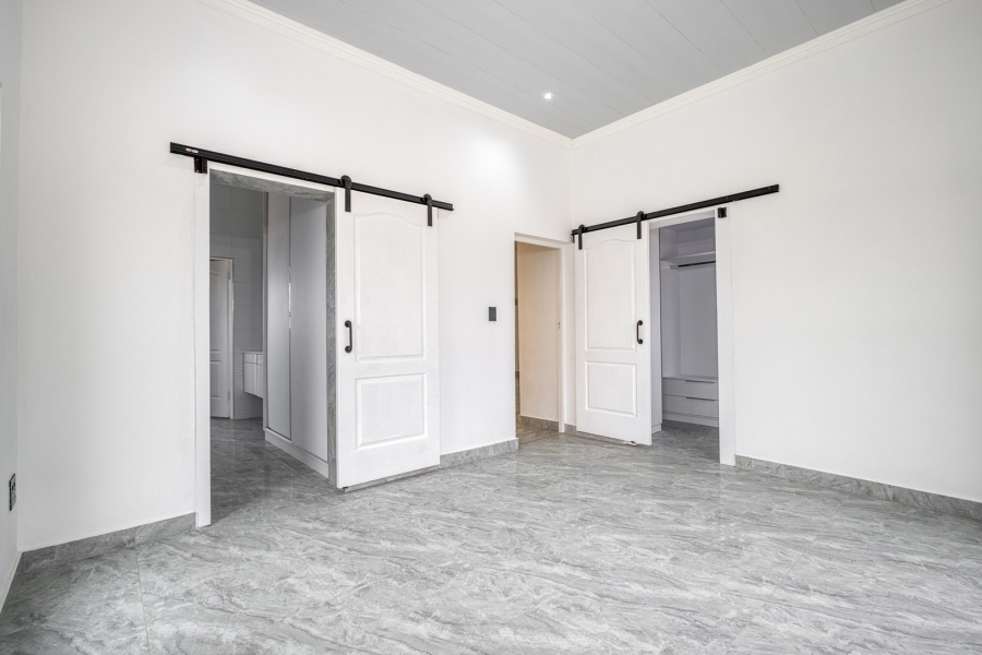 5 Bedroom Property for Sale in Helderfontein Estate Gauteng