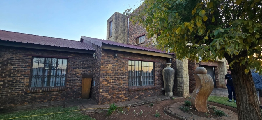 5 Bedroom Property for Sale in Golf Park Gauteng