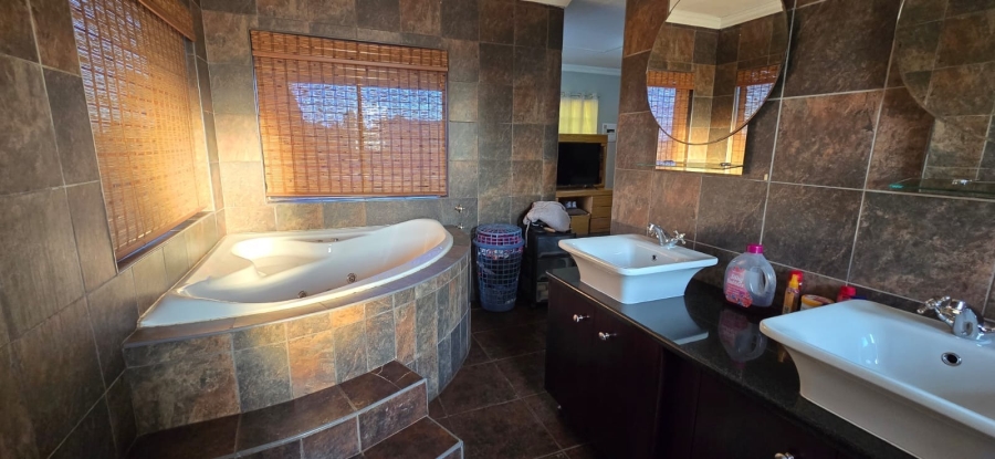 5 Bedroom Property for Sale in Golf Park Gauteng