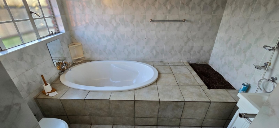 5 Bedroom Property for Sale in Golf Park Gauteng