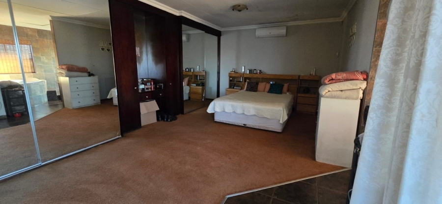 5 Bedroom Property for Sale in Golf Park Gauteng