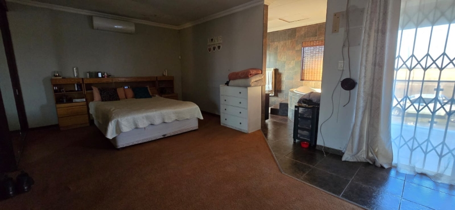 5 Bedroom Property for Sale in Golf Park Gauteng