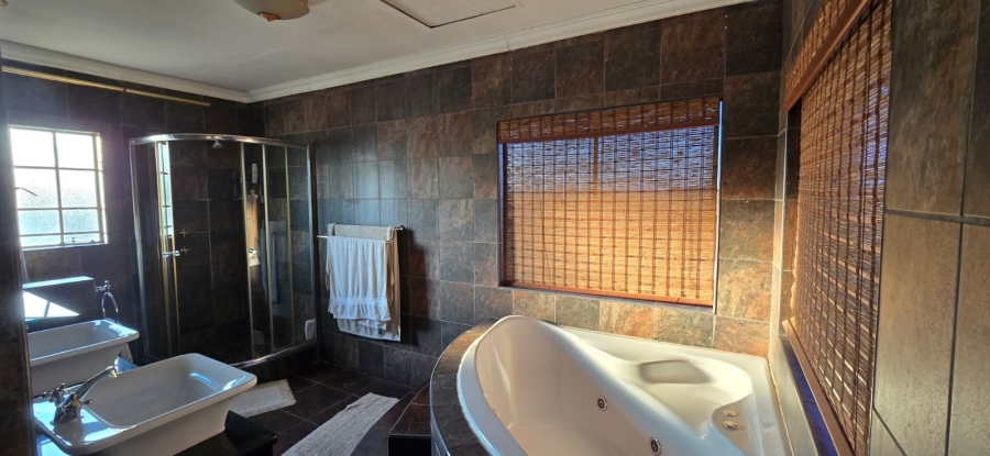 5 Bedroom Property for Sale in Golf Park Gauteng