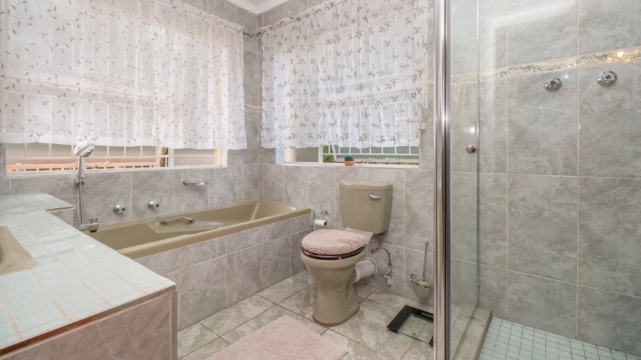 4 Bedroom Property for Sale in Helderkruin Gauteng