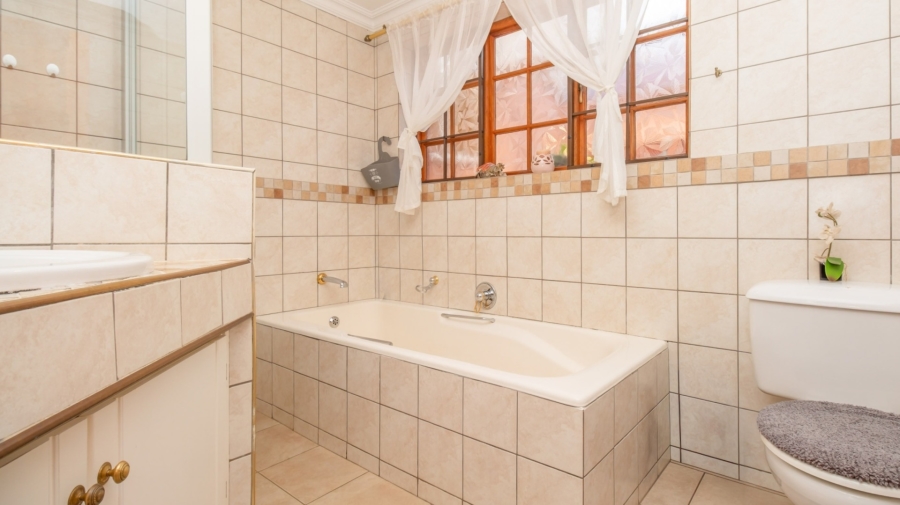 4 Bedroom Property for Sale in Helderkruin Gauteng