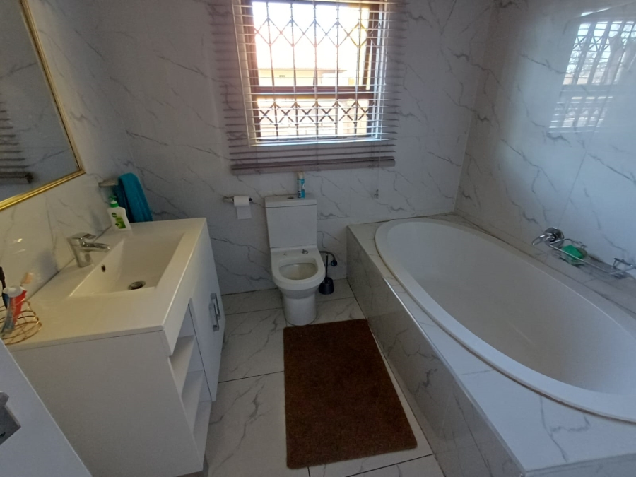 5 Bedroom Property for Sale in Vanderbijlpark CW 5 Gauteng