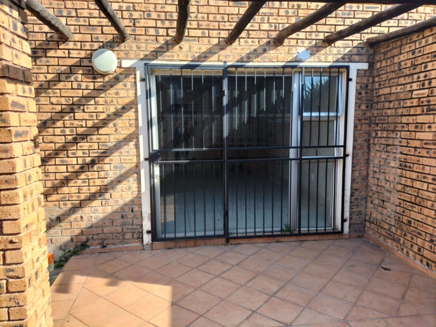 2 Bedroom Property for Sale in Honeypark Gauteng