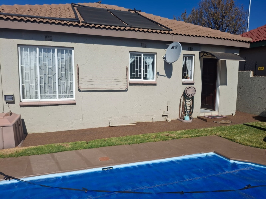 2 Bedroom Property for Sale in Eike Park Gauteng