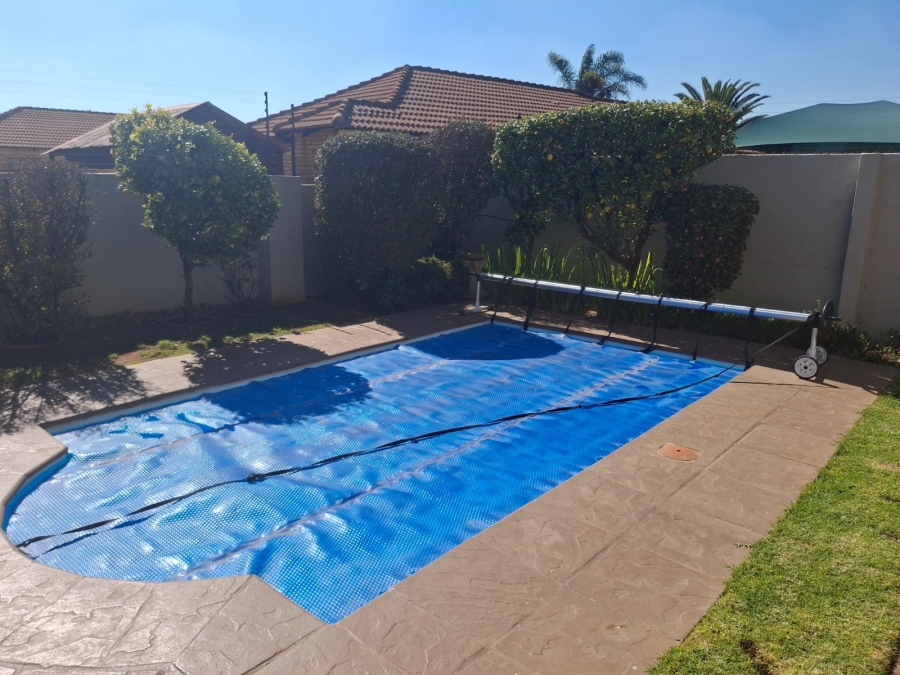2 Bedroom Property for Sale in Eike Park Gauteng