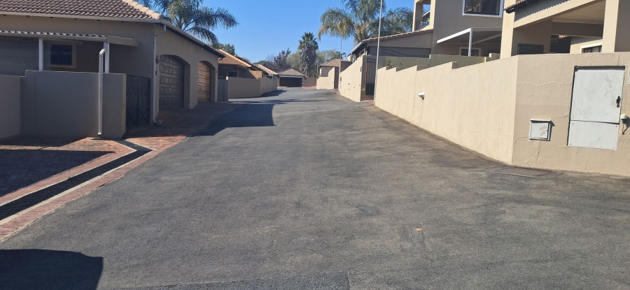 To Let 3 Bedroom Property for Rent in Monument Gauteng