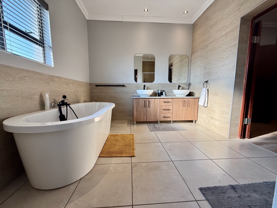 4 Bedroom Property for Sale in Newmark Estate Gauteng