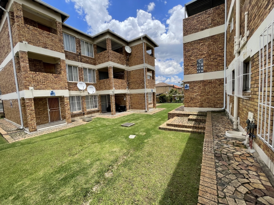1 Bedroom Property for Sale in Strubensvallei Gauteng