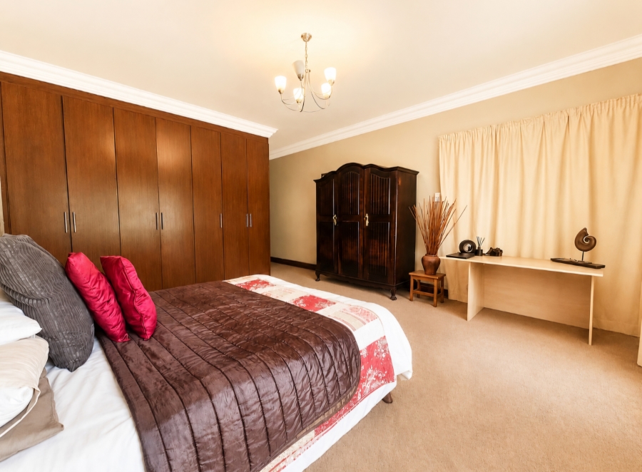 6 Bedroom Property for Sale in Zwavelpoort Gauteng