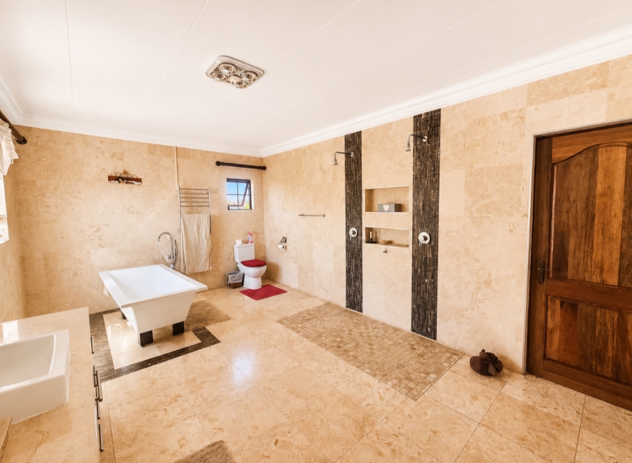 6 Bedroom Property for Sale in Zwavelpoort Gauteng