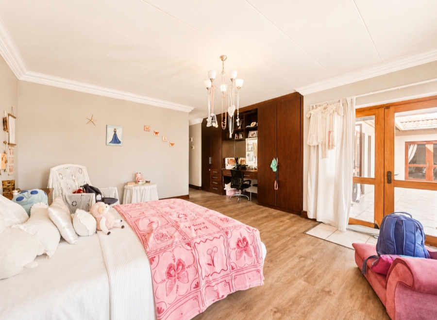 6 Bedroom Property for Sale in Zwavelpoort Gauteng