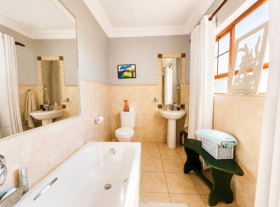 6 Bedroom Property for Sale in Zwavelpoort Gauteng