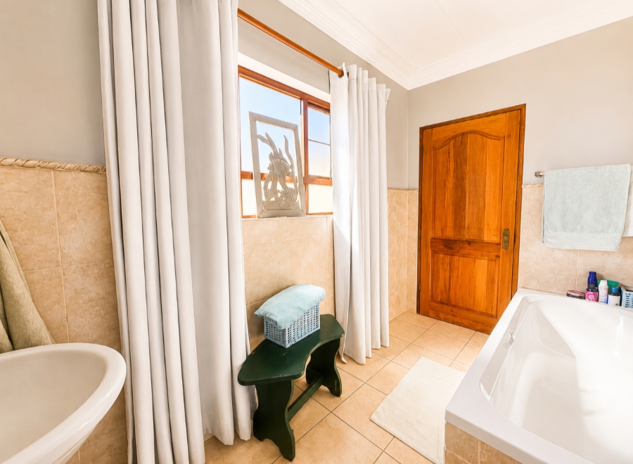 6 Bedroom Property for Sale in Zwavelpoort Gauteng
