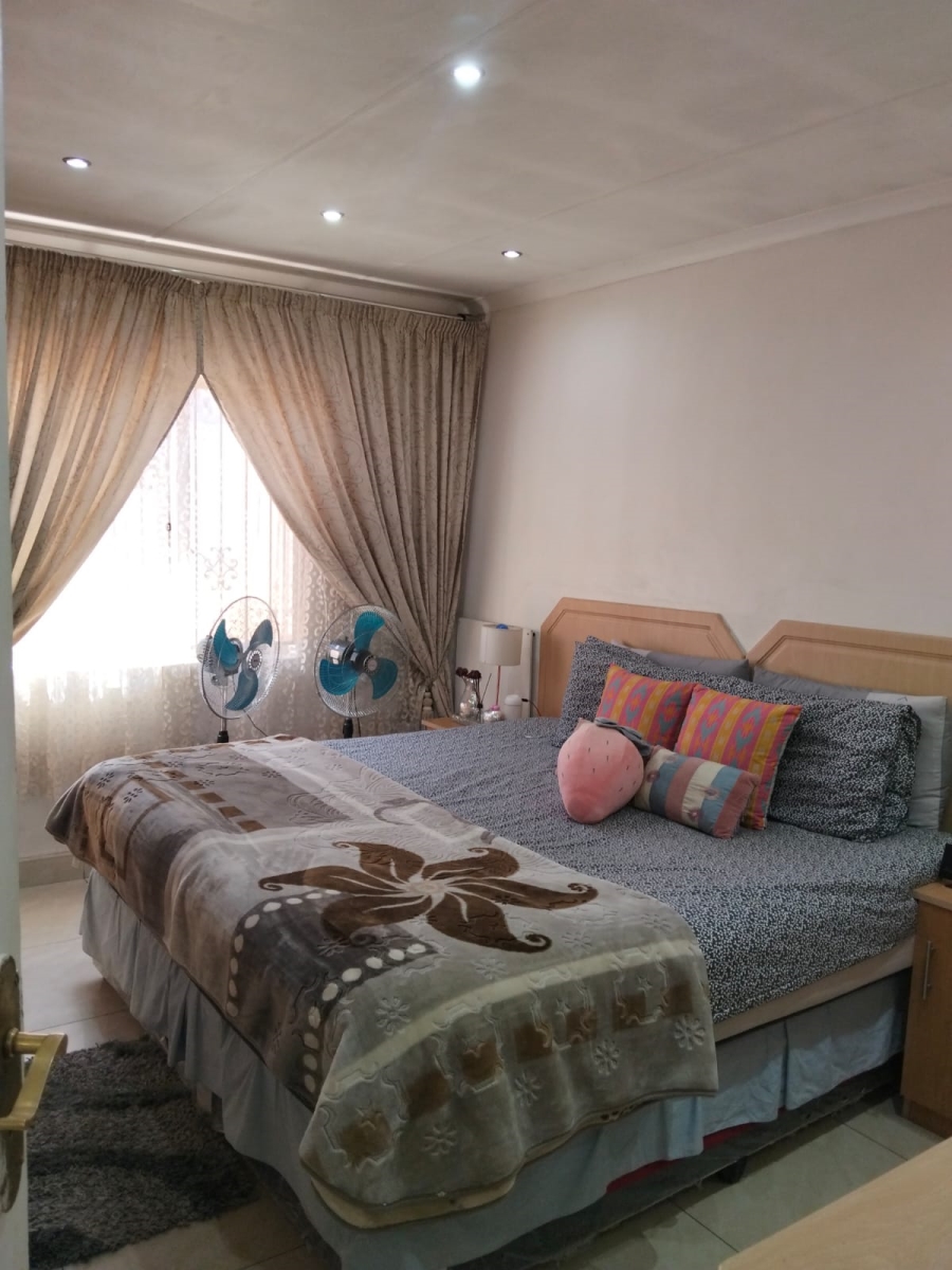 6 Bedroom Property for Sale in Laudium Gauteng