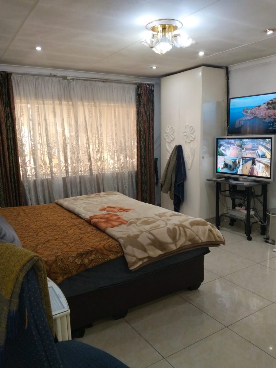 6 Bedroom Property for Sale in Laudium Gauteng