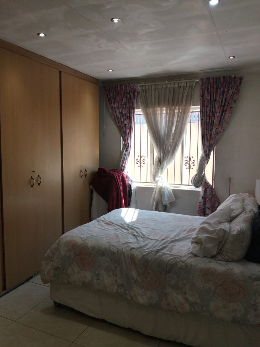 6 Bedroom Property for Sale in Laudium Gauteng
